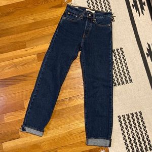 Levi’s wedgie straight size 24